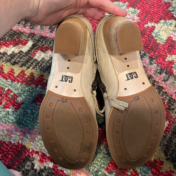 Caterpillar cream booties - size 10 - Picture 4 of 6